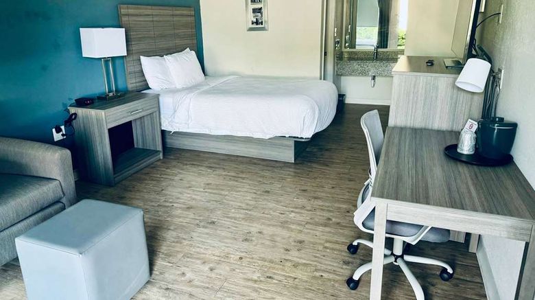 <b>Baymont by Wyndham Lumberton Room</b>. Images powered by <a href="https://iceportal.shijigroup.com/" title="IcePortal" target="_blank">IcePortal</a>.