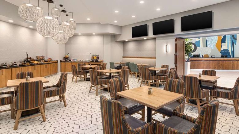 <b>DoubleTree by Hilton at Bell Tower Shops Restaurant</b>. Images powered by <a href="https://iceportal.shijigroup.com/" title="IcePortal" target="_blank">IcePortal</a>.