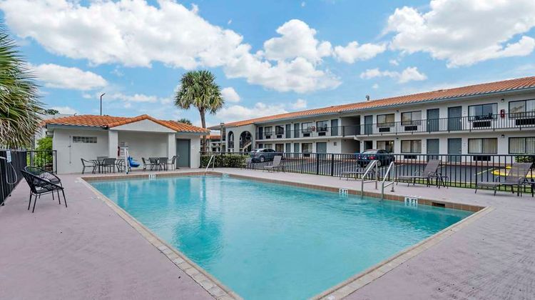 Quality Inn & Suites Orlando East - UCF Pool