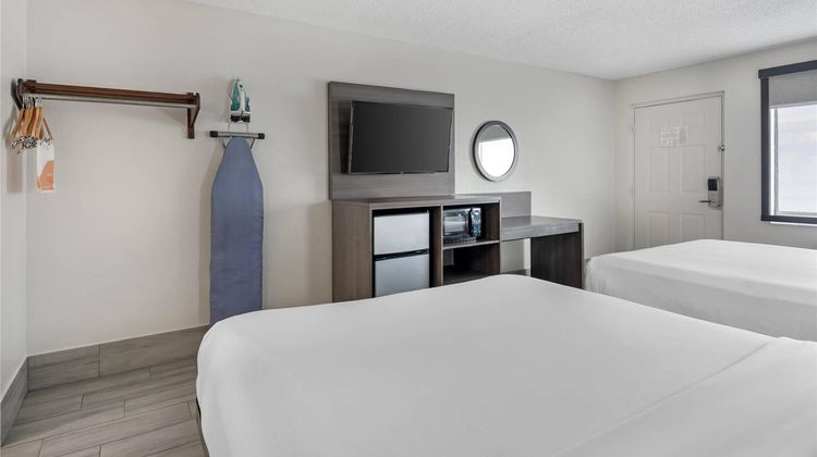 Quality Inn & Suites Orlando East - UCF Room
