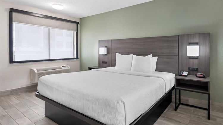 Quality Inn & Suites Orlando East - UCF Suite