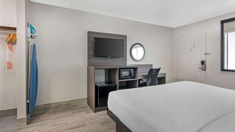 Quality Inn & Suites Orlando East - UCF Suite
