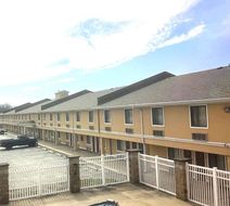 Super 8 by Wyndham Fort Scott Exterior