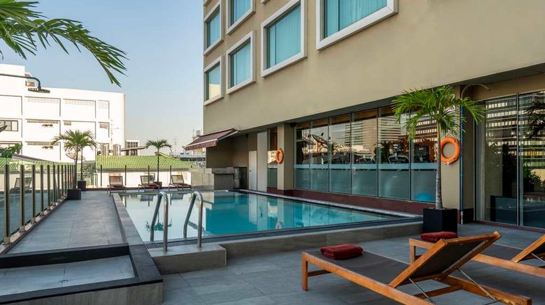 <b>Hilton Garden Inn Bangkok Silom Pool</b>. Images powered by <a href="https://iceportal.shijigroup.com/" title="IcePortal" target="_blank">IcePortal</a>.