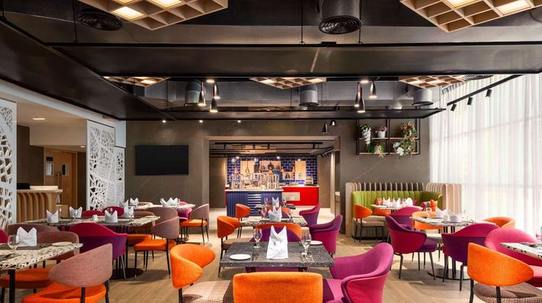 <b>La Quinta by Wyndham Abu Dhabi Restaurant</b>. Images powered by <a href="https://iceportal.shijigroup.com/" title="IcePortal" target="_blank">IcePortal</a>.
