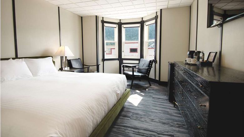<b>Midnight Sun, a Coast Hotel Room</b>. Images powered by <a href="https://iceportal.shijigroup.com/" title="IcePortal" target="_blank">IcePortal</a>.