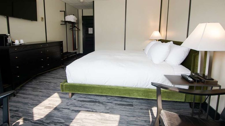 <b>Midnight Sun, a Coast Hotel Room</b>. Images powered by <a href="https://iceportal.shijigroup.com/" title="IcePortal" target="_blank">IcePortal</a>.