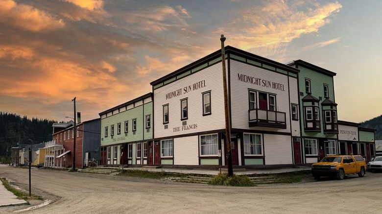 <b>Midnight Sun, a Coast Hotel Exterior</b>. Images powered by <a href="https://iceportal.shijigroup.com/" title="IcePortal" target="_blank">IcePortal</a>.