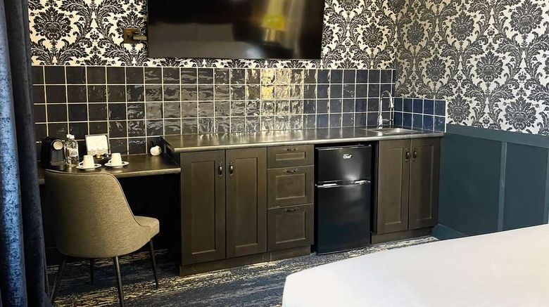 <b>Midnight Sun, a Coast Hotel Suite</b>. Images powered by <a href="https://iceportal.shijigroup.com/" title="IcePortal" target="_blank">IcePortal</a>.