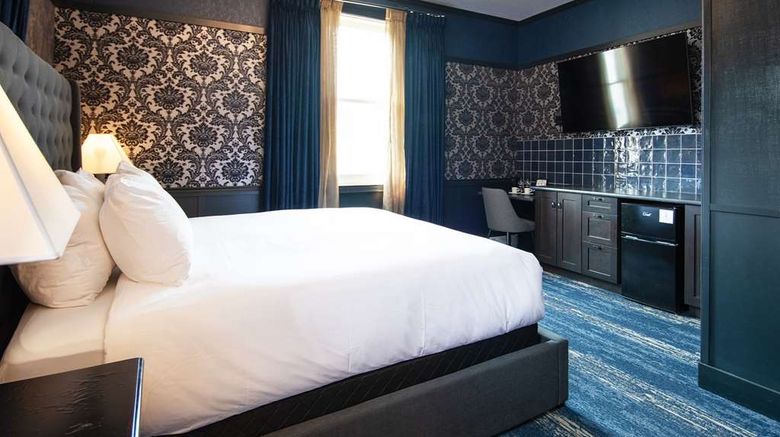 <b>Midnight Sun, a Coast Hotel Suite</b>. Images powered by <a href="https://iceportal.shijigroup.com/" title="IcePortal" target="_blank">IcePortal</a>.