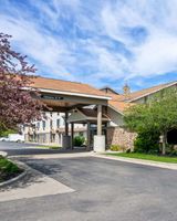 White Pines Inn & Suites of Holland