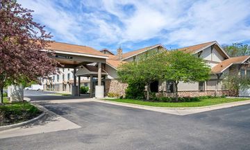 White Pines Inn & Suites of Holland