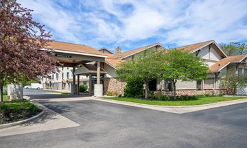 White Pines Inn & Suites of Holland