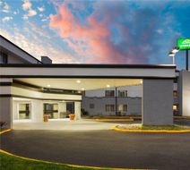 Wingate by Wyndham Lincoln Airport E. Exterior
