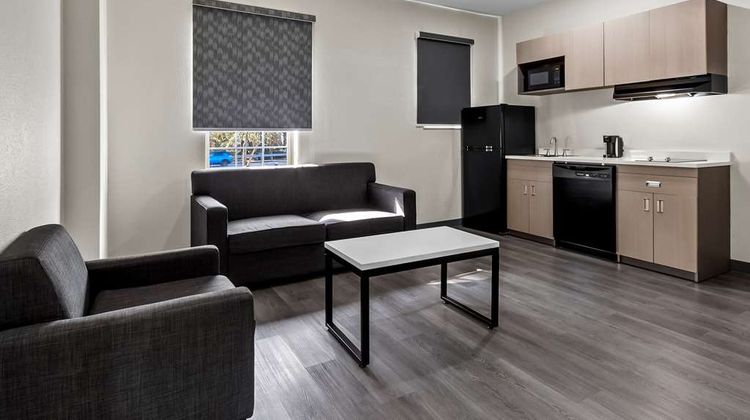 Quality Inn & Suites Columbia Harbison Suite