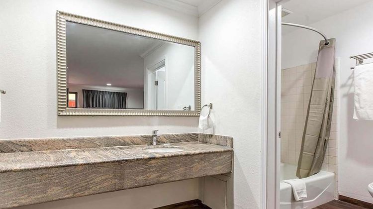 Baymont by Wyndham Bakersfield Room