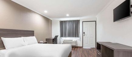 Baymont by Wyndham Bakersfield Room