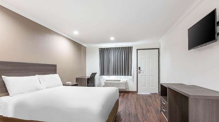 Baymont by Wyndham Bakersfield Room