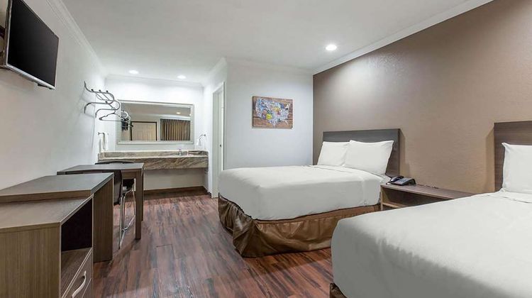 Baymont by Wyndham Bakersfield Room