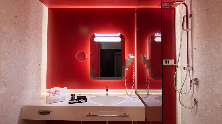 <b>San Ranieri Hotel Room</b>. Images powered by <a href="https://iceportal.shijigroup.com/" title="IcePortal" target="_blank">IcePortal</a>.