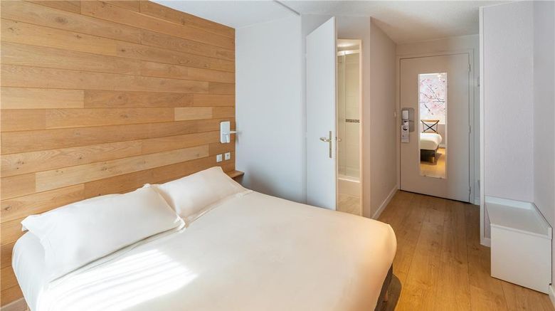 <b>Sure Hotel Best Western Rennes Chantepie Room</b>. Images powered by <a href="https://iceportal.shijigroup.com/" title="IcePortal" target="_blank">IcePortal</a>.