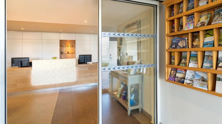 <b>Sure Hotel Best Western Rennes Chantepie Lobby</b>. Images powered by <a href="https://iceportal.shijigroup.com/" title="IcePortal" target="_blank">IcePortal</a>.