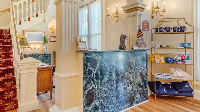 <b>Carriage House Inn Newport Lobby</b>. Images powered by <a href="https://iceportal.shijigroup.com/" title="IcePortal" target="_blank">IcePortal</a>.