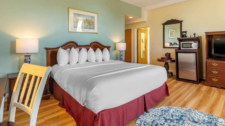 <b>Carriage House Inn Newport Suite</b>. Images powered by <a href="https://iceportal.shijigroup.com/" title="IcePortal" target="_blank">IcePortal</a>.