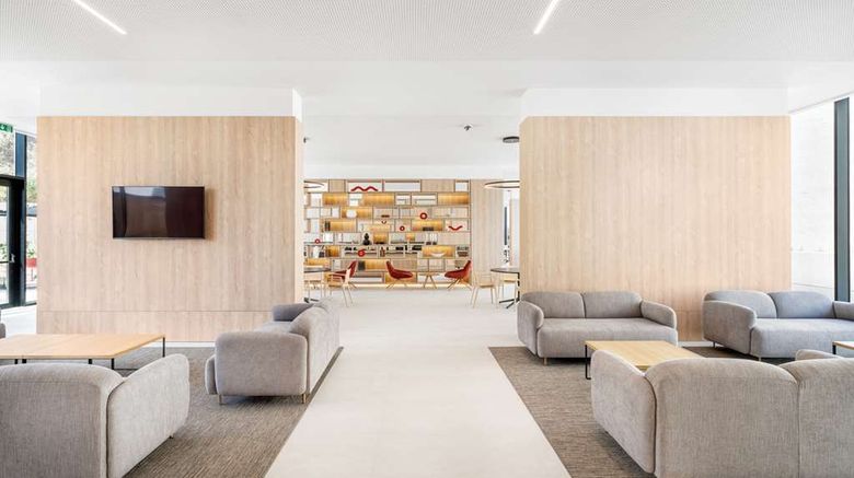 <b>Moov Lisbon Oriente Lobby</b>. Images powered by <a href="https://iceportal.shijigroup.com/" title="IcePortal" target="_blank">IcePortal</a>.