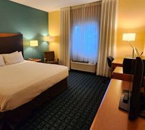 AmericInn by Wyndham Shopping Area Room