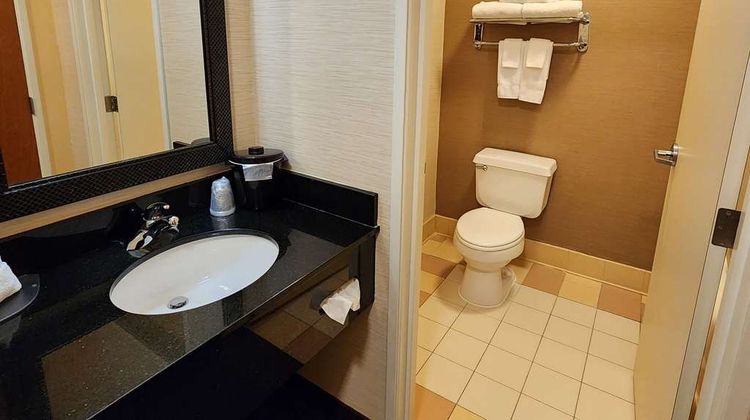 AmericInn by Wyndham Shopping Area Room