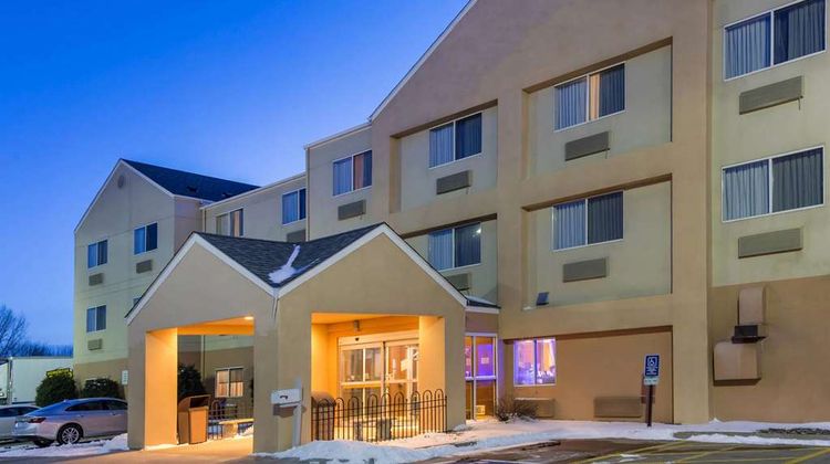 AmericInn by Wyndham Shopping Area Exterior