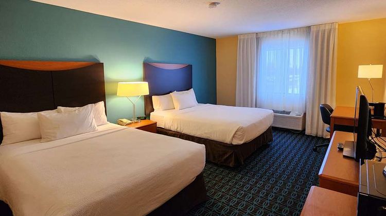 AmericInn by Wyndham Shopping Area Room
