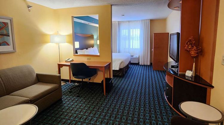 AmericInn by Wyndham Shopping Area Room