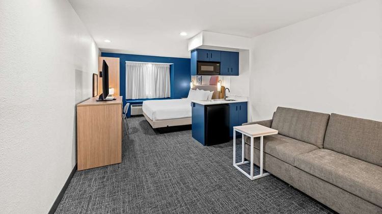 Spark by Hilton Sterling Dulles Airport Room