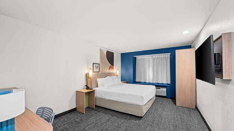 <b>Spark by Hilton Sterling Dulles Airport Room</b>. Images powered by <a href="https://iceportal.shijigroup.com/" title="IcePortal" target="_blank">IcePortal</a>.