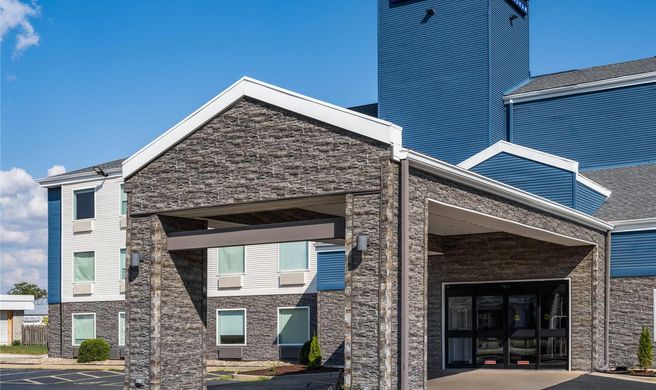 AmericInn by Wyndham Urbana Exterior