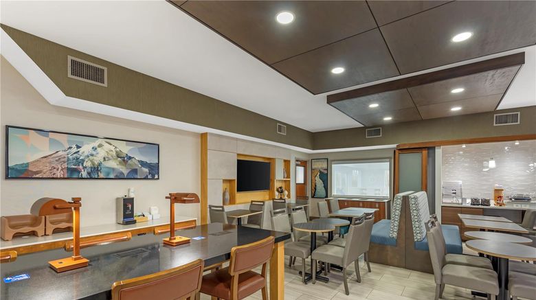 <b>Best Western Plus Burlington Restaurant</b>. Images powered by <a href="https://iceportal.shijigroup.com/" title="IcePortal" target="_blank">IcePortal</a>.