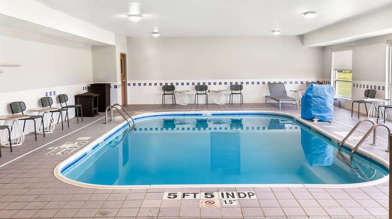 <b>Spark by Hilton Springfield Southwest Pool</b>. Images powered by <a href="https://iceportal.shijigroup.com/" title="IcePortal" target="_blank">IcePortal</a>.