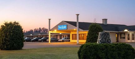 Travelodge by Wyndham Saint Andre Exterior