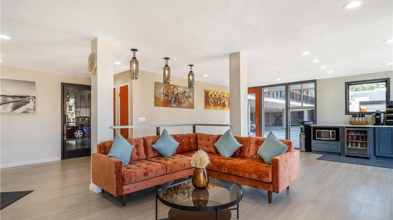 <b>La Luna Inn Lobby</b>. Images powered by <a href="https://iceportal.shijigroup.com/" title="IcePortal" target="_blank">IcePortal</a>.