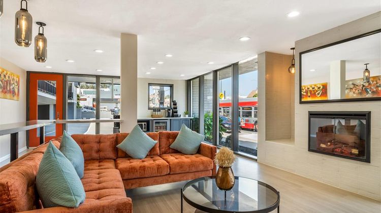 La Luna Inn Lobby