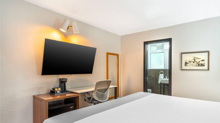 La Luna Inn Room