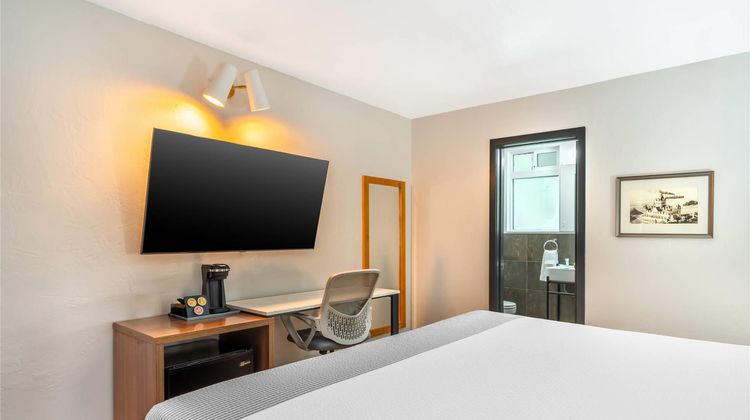 La Luna Inn Room