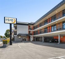 La Luna Inn Exterior