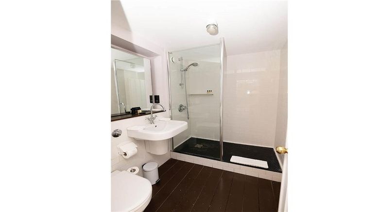 <b>The Olde Bell, BW Signature Collection Room</b>. Images powered by <a href="https://iceportal.shijigroup.com/" title="IcePortal" target="_blank">IcePortal</a>.
