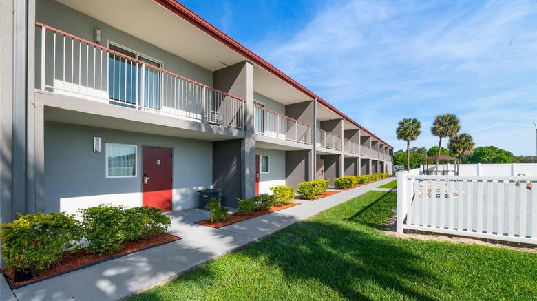 <b>Quality Suites Wildwood-The Villages Exterior</b>. Images powered by <a href="https://iceportal.shijigroup.com/" title="IcePortal" target="_blank">IcePortal</a>.