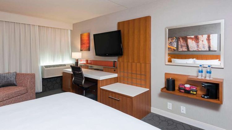 The Center Hotel Grand Rapids Airport Room