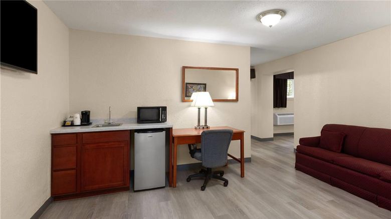<b>Baymont by Wyndham Iron Mountain Suite</b>. Images powered by <a href="https://iceportal.shijigroup.com/" title="IcePortal" target="_blank">IcePortal</a>.