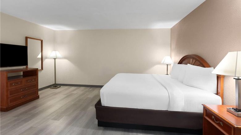 <b>Baymont by Wyndham Iron Mountain Suite</b>. Images powered by <a href="https://iceportal.shijigroup.com/" title="IcePortal" target="_blank">IcePortal</a>.
